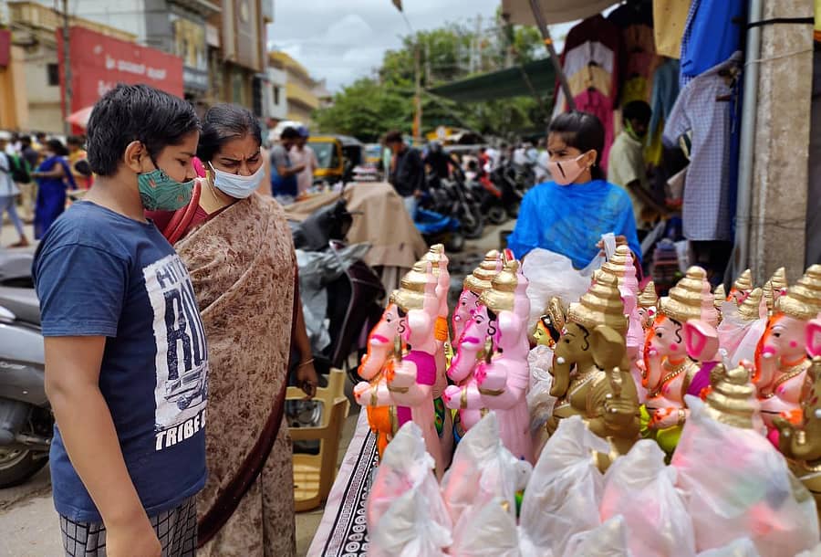 ನಗರದ ಒಲಂಪಿಯ ಚಿತ್ರಮಂದಿರದ ಬಳಿ ಗಣೇಶ ಮೂರ್ತಿಗಳ ಖರೀದಿಯಲ್ಲಿ ತೊಡಗಿದ್ದ ಗ್ರಾಹಕರು