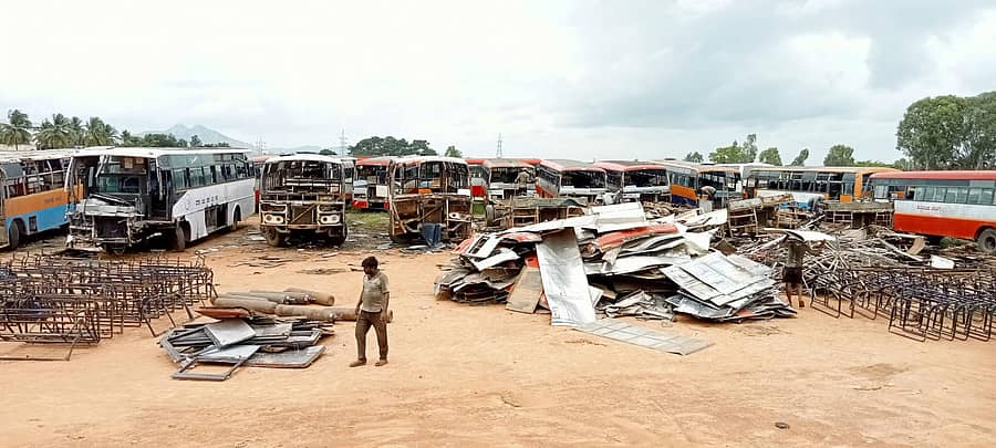 ಗುಜರಿಯಲ್ಲಿ ಬಸ್ಗಳು