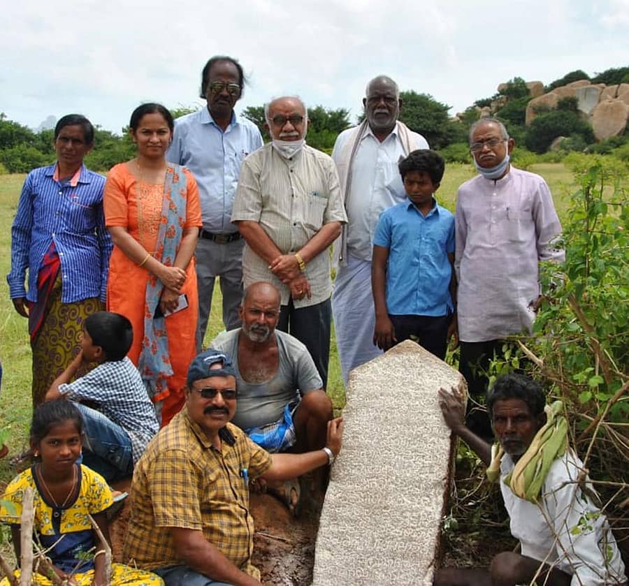 ಪುರಾತತ್ವ ಇಲಾಖೆಯ ಅಧಿಕಾರಿಗಳು, ಶಾಸನ ತಜ್ಞರು ಕನ್ನಡ ಶಾಸನವನ್ನು ಪರಿಶೀಲಿಸಿದರು