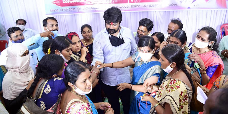 ಹುಣಸಗಿ ಪಟ್ಟಣದಲ್ಲಿ ಸರ್ಕಾರಿ ನೌಕರರ ಸಂಘದ ಮಹಿಳಾ ನೌಕರರು ಶಾಸಕ ರಾಜೂಗೌಡ ಅವರಿಗೆ ರಾಖಿ ಕಟ್ಟಿ ಮನವಿಪತ್ರ ಸಲ್ಲಿಸಿದರು