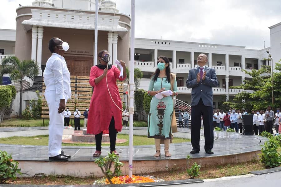 ಯಾದಗಿರಿಯಲ್ಲಿ ಅಂತರರಾಷ್ಟ್ರೀಯ ಸಾಕ್ಷರತಾ ದಿನಾಚರಣೆ ಪ್ರಯುಕ್ತ ಬುಧವಾರ ಜಿಲ್ಲಾಡಳಿತ ಭವನದಲ್ಲಿ ಜಿಲ್ಲಾಧಿಕಾರಿ ಡಾ.ರಾಗಪ್ರಿಯಾ ಆರ್. ಸಾಕ್ಷರತಾ ಧ್ವಜಾರೋಹಣ ನೆರವೇರಿಸಿದರು