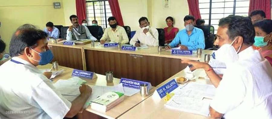 ಕಾರ್ಗಲ್ ಪಟ್ಟಣ ಪಂಚಾಯಿತಿ ಮಾಸಿಕ ಸಭೆಯಲ್ಲಿ ಶಾಸಕ ಎಚ್.ಹಾಲಪ್ಪ ಹರತಾಳು ಮಾತನಾಡಿದರು. ಪಟ್ಟಣ ಪಂಚಾಯಿತಿ ಅಧ್ಯಕ್ಷರು ಸದಸ್ಯರು, ಅಧಿಕಾರಿಗಳು ಉಪಸ್ಥಿತರಿದ್ದರು.