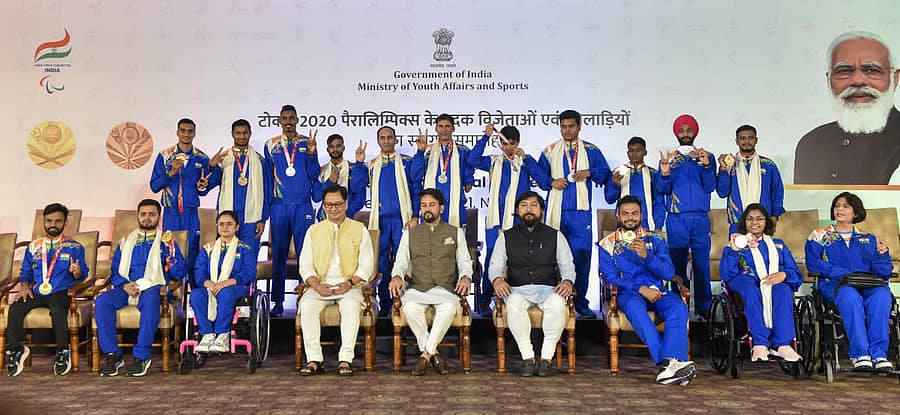 ಪದಕ ಗೆದ್ದ ಕ್ರೀಡಾಪಟುಗಳ ಜೊತೆ ಕೇಂದ್ರದ ಮಾಜಿ ಕ್ರೀಡಾ ಸಚಿವ ಕಿರಣ್ ರಿಜಿಜು, ಈಗಿನ ಕ್ರೀಡಾ ಸಚಿವ ಅನುರಾಗ್ ಠಾಕೂರ್ ಮತ್ತು ಕ್ರೀಡಾ ಇಲಾಖೆಯ ರಾಜ್ಯ ಸಚಿವ ನಿಶಿತ್ ಪ್ರಮಾಣಿಕ್ –ಪಿಟಿಐ ಚಿತ್ರ