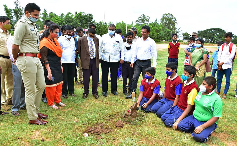 ಚಿಕ್ಕಬಳ್ಳಾಪುರದ ಕೆ.ವಿ.ವೆಂಕಟಪತೆಪ್ಪ ಶಿಕ್ಷಣ ಸಂಸ್ಥೆಯ ಕ್ರೀಡಾಂಗಣದಲ್ಲಿ ವಿದ್ಯಾರ್ಥಿಗಳಾದ ಗಗನ್ ದೀಪ್, ವಿದ್ವತ್, ಸೂರ್ಯಕಿರಣ್, ಚಿನ್ಮಯ್ ಸಿದ್ಧಪಡಿಸಿದ್ದ ಪರಿಸರ ಸ್ನೇಹಿ ಗಣೇಶ ಮೂರ್ತಿಯನ್ನು ಗಣ್ಯರು ವೀಕ್ಷಿಸಿದರು
