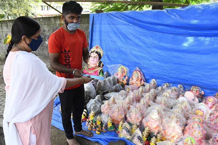 ಶಿವಮೊಗ್ಗ ನಗರದ ಕುವೆಂಪು ರಸ್ತೆಯಲ್ಲಿ ಮಹಿಳೆಯೊಬ್ಬರು ಗೌರಿ ಮೂರ್ತಿ ಖರೀದಿಸಿದರು