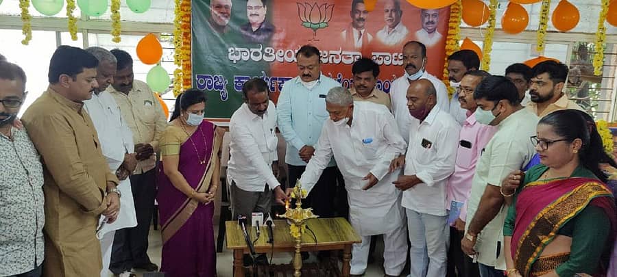 ದಾವಣಗೆರೆ ಜಿಲ್ಲಾ ಬಿಜೆಪಿ ಕಚೇರಿಯಲ್ಲಿ ಬುಧವಾರ ಕಾರ್ಯಾಲಯವನ್ನು ಬಿಜೆಪಿ ರಾಜ್ಯ ಪ್ರಧಾನ ಕಾರ್ಯದರ್ಶಿ ಎನ್. ರವಿಕುಮಾರ್, ಶಾಸಕ ಎಸ್.ಎ. ರವೀಂದ್ರನಾಥ್ ಉದ್ಘಾಟಿಸಿದರು.