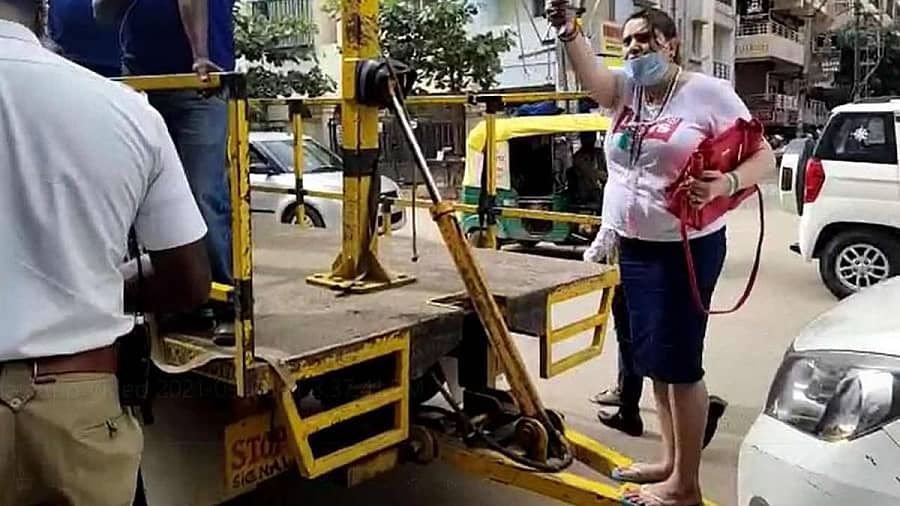 ಸಂಚಾರ ವಿಭಾಗದ ಪೊಲೀಸರೊಂದಿಗೆ ಜಟಾಪಟಿ ನಡೆಸಿದ ಮಹಿಳೆ