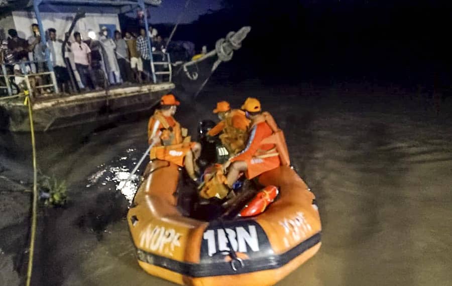 ಬ್ರಹ್ಮಪುತ್ರಾ ನದಿಯಲ್ಲಿ ರಕ್ಷಣಾ ಕಾರ್ಯ ಕೈಗೊಂಡಿರುವ ಎನ್ಡಿಆರ್ಎಫ್ ಸಿಬ್ಬಂದಿ ಪಿಟಿಐ ಚಿತ್ರ