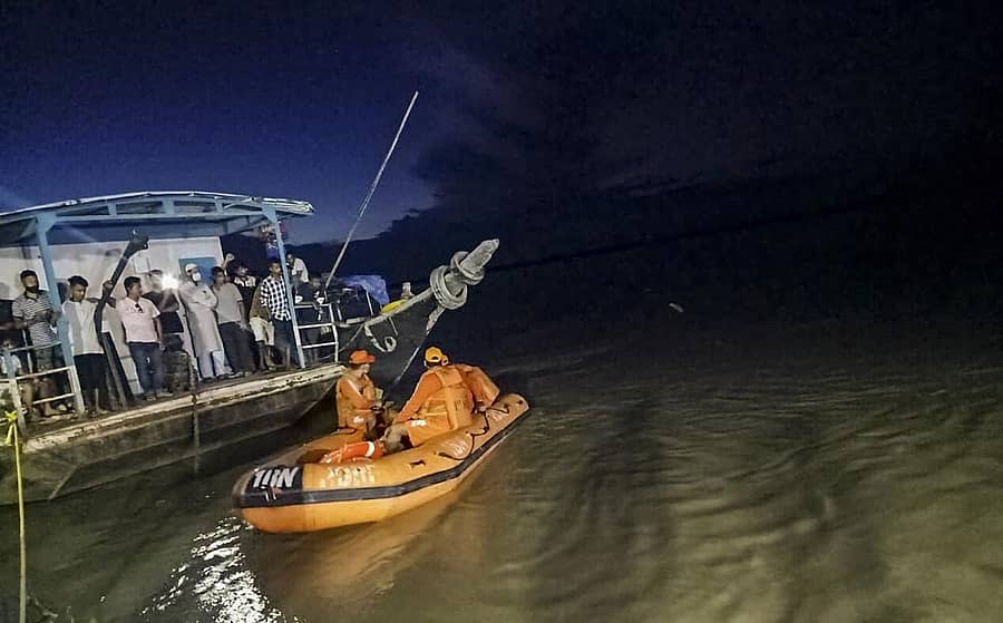 ದೋಣಿ ದುರಂತದ ಸ್ಥಳದಲ್ಲಿ ರಕ್ಷಣಾ ಕಾರ್ಯಾಚರಣೆ ಭರದಿಂದ ಸಾಗಿದೆ –ಪಿಟಿಐ ಚಿತ್ರ