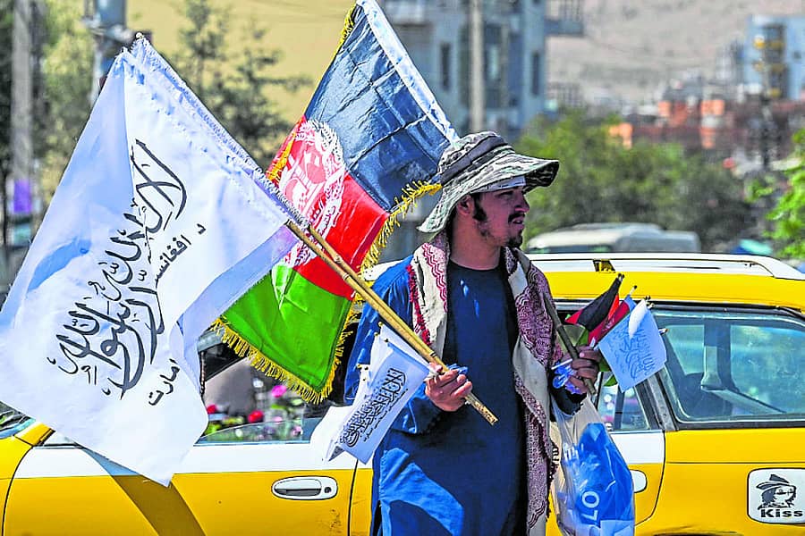 ಕಾಬೂಲ್‌ ಬೀದಿಯೊಂದರಲ್ಲಿ ಅಫ್ಗಾನಿಸ್ತಾನದ ಅಧಿಕೃತ ಬಾವುಟ ಮತ್ತು ತಾಲಿಬಾನ್ ಬಾವುಟವನ್ನು ಮಾರಾಟ ಮಾಡುತ್ತಿದ್ದ ವ್ಯಾಪಾರಿ--–ಎಎಫ್‌ಪಿ ಚಿತ್ರ