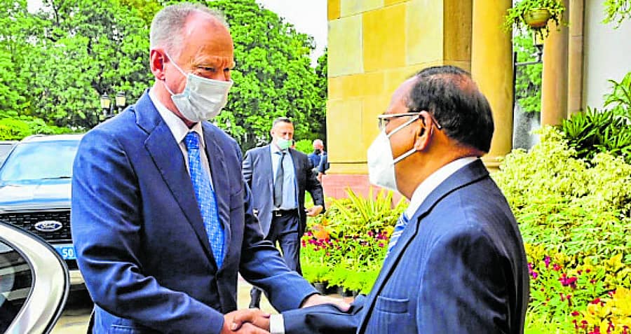 ದೆಹಲಿಗೆ ಬುಧವಾರ ಬಂದ ರಷ್ಯಾದ ಭದ್ರತಾ ಮಂಡಳಿ ಕಾರ್ಯದರ್ಶಿ ನಿಕೋಲಯ್ ಪತ್ರುಶೆವ್ ಅವರನ್ನು ಭಾರತದ ರಾಷ್ಟ್ರೀಯ ಭದ್ರತಾ ಸಲಹೆಗಾರ ಅಜಿತ್ ಡೊಭಾಲ್ ಅವರು ಸ್ವಾಗತಿಸಿದರು– ಪಿಟಿಐ ಚಿತ್ರ