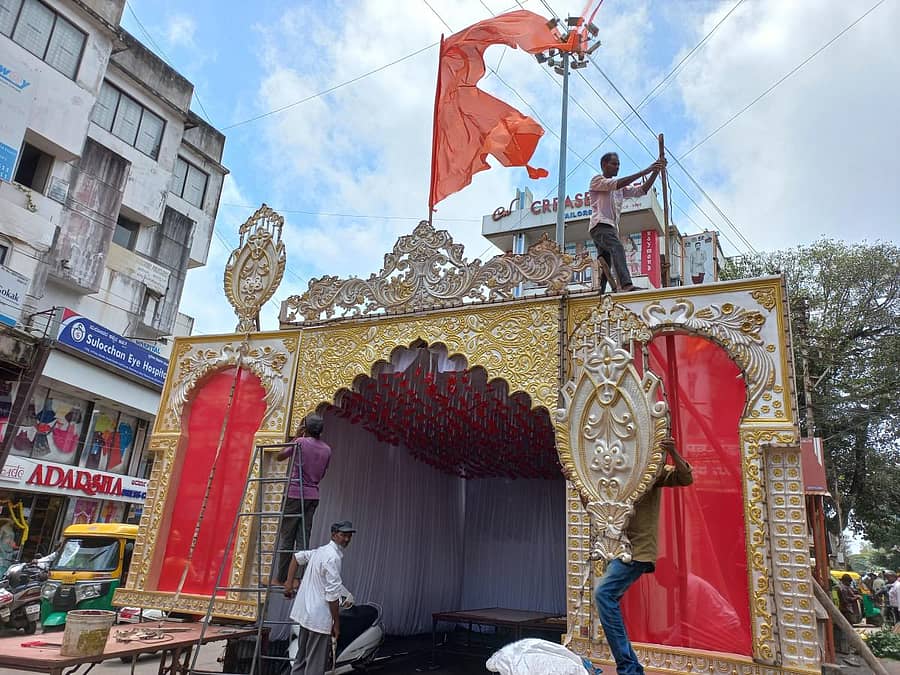 ಬೆಳಗಾವಿಯ ರಾಮದೇವಗಲ್ಲಿ ಕಾರ್ನರ್ನಲ್ಲಿ ಗಣೇಶ ಮೂರ್ತಿ ಪ್ರತಿಷ್ಠಾಪನೆಗೆ ಮಂಟಪವನ್ನು ಗುರುವಾರ ಸಿದ್ಧಪಡಿಸಲಾಯಿತುಪ್ರಜಾವಾಣಿ ಚಿತ್ರ: ಏಕನಾಥ ಅಗಸಿಮನಿ