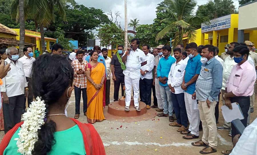 ಹಿರಿಯೂರು ತಾಲ್ಲೂಕಿನ ವಾಣಿವಿಲಾಸಪುರದಲ್ಲಿ ಗುರುವಾರ ಹಮ್ಮಿಕೊಂಡಿದ್ದ ಜಿಲ್ಲಾಮಟ್ಟದ ಅಂತರರಾಷ್ಟ್ರೀಯ ಸಾಕ್ಷರತಾ ದಿನಾಚರಣೆಯಲ್ಲಿ ಕೇಂದ್ರ ಸಚಿವ ಎ. ನಾರಾಯಣಸ್ವಾಮಿ ಮಾತನಾಡಿದರು.