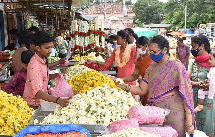ಗೌರಿ–ಗಣೇಶ ಹಬ್ಬದ ಹಿನ್ನೆಲೆಯಲ್ಲಿ ಕೋಲಾರ ಹಳೆ ಬಸ್ ನಿಲ್ದಾಣದ ಮಾರುಕಟ್ಟೆಯಲ್ಲಿ ಗುರುವಾರ ಹೂವಿನ ವಹಿವಾಟು ಜೋರಾಗಿತ್ತು