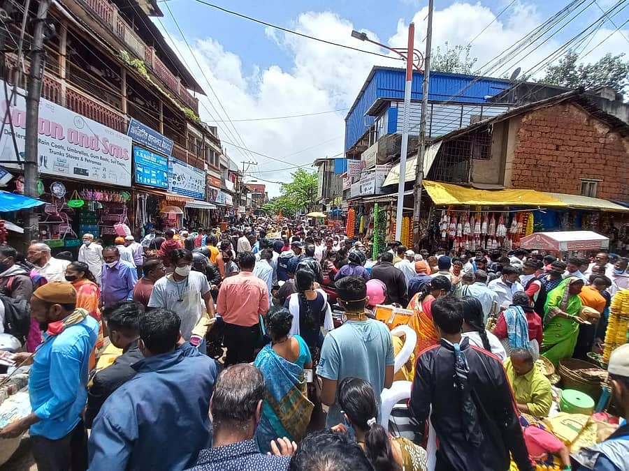 ಗಣೇಶ ಚತುರ್ಥಿ ಹಬ್ಬದ ಮುನ್ನಾದಿನವಾದ ಗುರುವಾರ ಬೆಳಗಾವಿಯ ಗಣಪತಿ ಗಲ್ಲಿಯಲ್ಲಿ ಹೂವು, ಹಣ್ಣುಗಳು ಮೊದಲಾದವುಗಳ ಖರೀದಿಗಾಗಿ ಭಾರಿ ಜನಜಂಗುಳಿ ಕಂಡುಬಂತುಪ್ರಜಾವಾಣಿ ಚಿತ್ರ: ಏಕನಾಥ ಅಗಸಿಮನಿ