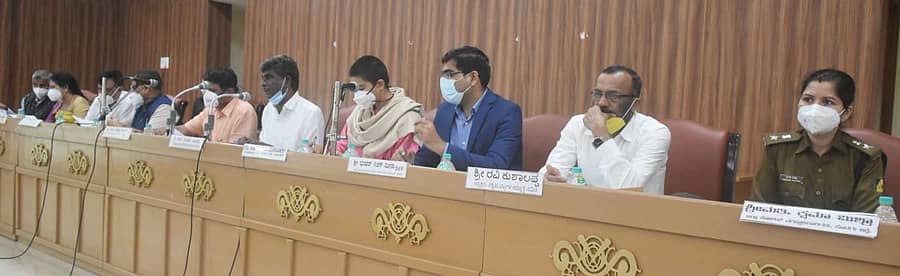 ಮಡಿಕೇರಿಯಲ್ಲಿ ಗುರುವಾರ ನಡೆದ ಸಭೆಯಲ್ಲಿ ಕೊಡಗು ಜಿಲ್ಲಾ ಉಸ್ತುವಾರಿ ಸಚಿವ ಕೋಟ ಶ್ರೀನಿವಾಸ ಪೂಜಾರಿ ಅವರು ಮಾತನಾಡಿದರು