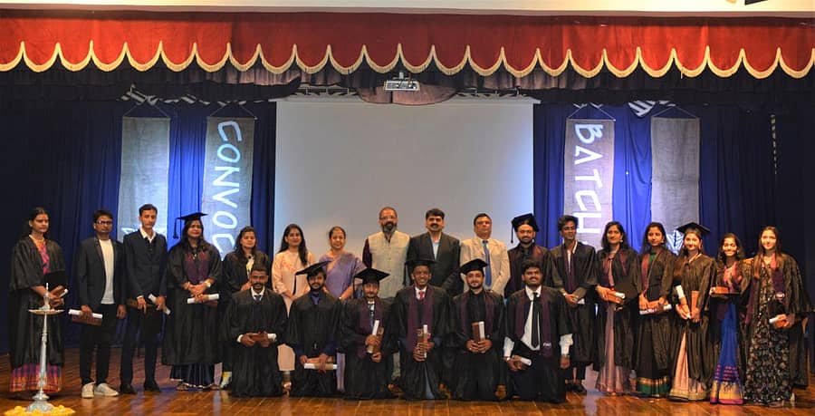 ಬೆಳಗಾವಿಯ ಅಂಗಡಿ ಸ್ಕೂಲ್ ಆಫ್ ಆರ್ಕಿಟೆಕ್ಚರ್‌ನಲ್ಲಿ ಪದವಿ ಪಡೆದ ವಿದ್ಯಾರ್ಥಿಗಳನ್ನು ಗುರುವಾರ ಸತ್ಕರಿಸಲಾಯಿತು. ವಾಸ್ತುಶಿಲ್ಪಿ ಜಿತೇಂದ್ರ ಪಿ. ನಾಯಕ್, ಕುಲದೀಪ ಹಂಗಿರ್ಗೆಕರ, ಸಂಸದೆ ಮಂಗಲಾ ಅಂಗಡಿ, ನಿರ್ದೇಶಕಿ ಡಾ.ಸ್ಫೂರ್ತಿ ಪಾಟೀಲ, ಪ್ರಾಚಾರ್ಯ ಪ್ರೊ.ಎಚ್.ಎಸ್. ಪಾಟೀಲ ಇದ್ದಾರೆ