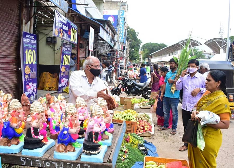 ಹೊಸಪೇಟೆಯ ಮಹಾತ್ಮ ಗಾಂಧಿ ವೃತ್ತದಲ್ಲಿ ಜನ ಗುರುವಾರ ಗಣಪನ ಮೂರ್ತಿ, ಹೂ, ಹಣ್ಣು ಖರೀದಿಸಿದರು