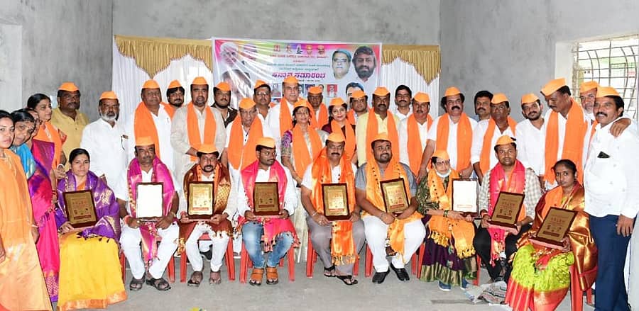 ಪಾಲಿಕೆ ಚುನಾವಣೆಯಲ್ಲಿ ಚುನಾಯಿತರಾದ ವೀರಶೈವ ಮಹಾಸಭಾ ಸಮಾಜದ ನೂತನ ಸದಸ್ಯರಿಗೆ ಅಖಿಲ ಭಾರತ ವೀರಶೈವ ಮಹಾಸಭಾ ರಾಷ್ಟ್ರೀಯ ಅಧ್ಯಕ್ಷ ಡಾ.ಶಾಮನೂರ ಶಿವಶಂಕರಪ್ಪ ಸನ್ಮಾನಿಸಿದರು. ಶರಣಕುಮಾರ ಮೋದಿ, ಬಸವರಾಜ ದೇಶಮುಖ, ನಾಗಲಿಂಗಯ್ಯ ಮಠಪತಿ ಇತರರು ಇದ್ದರು