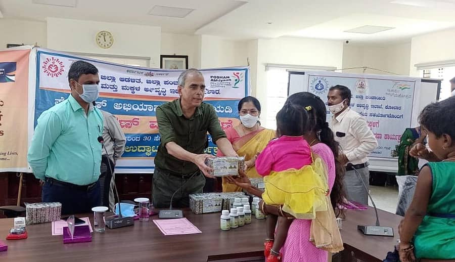 ಕೋಲಾರದಲ್ಲಿ ಗುರುವಾರ ನಡೆದ ಪೋಷಣ್ ಮಾಸಾಚರಣೆ ಕಾರ್ಯಕ್ರಮದಲ್ಲಿ ಬಾಣಂತಿಯರು ಮತ್ತು ಮಕ್ಕಳಿಗೆ ಸ್ಪಿರಿನ್ (ಚಿಕ್ಕಿ) ವಿತರಿಸಲಾಯಿತು