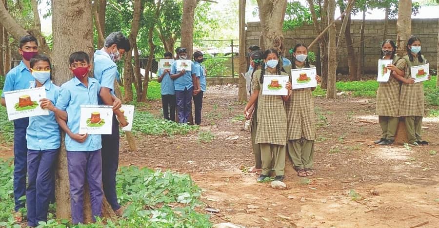 ರಸ್ತೆ ವಿಸ್ತರಣೆಗಾಗಿ ಮರ ಕಡಿಯಬಾರದು ಎಂದು ಒತ್ತಾಯಿಸಿ ಅಬ್ಬಿಗೆರೆ ಸರ್ಕಾರಿ ಶಾಲೆಯ ವಿದ್ಯಾರ್ಥಿಗಳು ಅಪ್ಪಿಕೊ ಚಳವಳಿ ನಡೆಸಿದರು