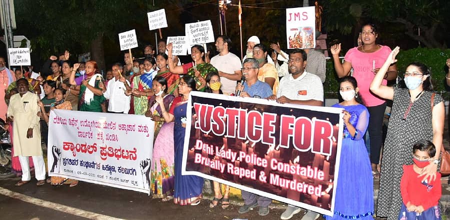 ದೆಹಲಿಯಲ್ಲಿ ಮಹಿಳಾ ಕಾನ್ಸ್ಟೆಬಲ್ ಮೇಲೆ ನಡೆದ ಅತ್ಯಾಚಾರ ಹಾಗೂ ಕೊಲೆ ಖಂಡಿಸಿ ವಿವಿಧ ಪ್ರಗತಿಪರ ಸಂಘಟನೆಗಳ ಸದಸ್ಯರು ಕಲಬುರ್ಗಿಯ ಜಗತ್ ವೃತ್ತದಲ್ಲಿ ಮೊಂಬತ್ತಿ ಹಿಡಿದು ಪ್ರತಿಭಟನೆ ನಡೆಸಿದರು