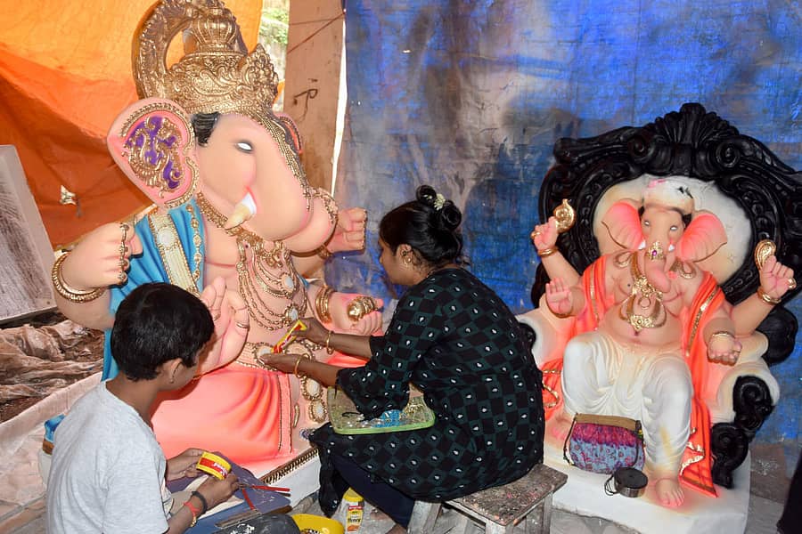 ಬೆಳಗಾವಿಯಲ್ಲಿ ಕಲಾವಿದೆಯೊಬ್ಬರು ಗಣೇಶ ಮೂರ್ತಿ ತಯಾರಿಕೆಯಲ್ಲಿ ತೊಡಗಿರುವುದು
