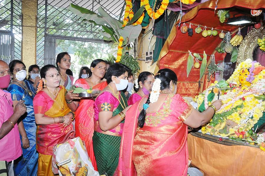 ತುಮಕೂರಿನ ಭದ್ರಮ್ಮ ವೃತ್ತದಲ್ಲಿ ಇರುವ ಸೋಮೇಶ್ವರ ದೇವಸ್ಥಾನದಲ್ಲಿ ಮಹಿಳೆಯರು ಬಾಗಿನ ವಿನಿಮಯ ಮಾಡಿಕೊಂಡರು