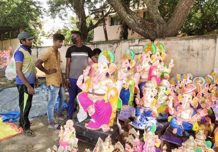 ನಾಗಮಂಗಲ ಪಟ್ಟಣದ ಬಡಗುಡಮ್ಮ ದೇವಾಲಯದ ಆವರಣದಲ್ಲಿ ಮಾರಾಟಕ್ಕೆ ಇರಿಸಿದ್ದ ಗಣೇಶ ಮೂರ್ತಿಗಳನ್ನು ಖರೀದಿಸುತ್ತಿರುವ ಗ್ರಾಹಕರು