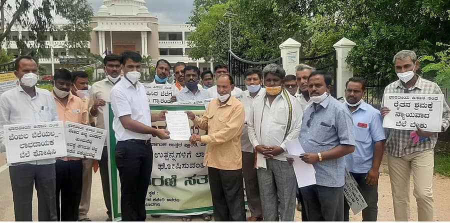 ಕೃಷಿ ಉತ್ಪನ್ನಗಳಿಗೆ ಲಾಭದಾಯಕ ಬೆಲೆ ಘೋಷಿಸುವಂತೆ ಒತ್ತಾಯಿಸಿ ಭಾರತೀಯ ಕಿಸಾನ್ ಸಂಘ-ಕರ್ನಾಟಕ ಉತ್ತರ ಪ್ರಾಂತ ಮುಖಂಡರು ಜಿಲ್ಲಾಧಿಕಾರಿ ಕಚೇರಿಯ ಮುಂದೆ ಪ್ರತಿಭಟನೆ ನಡೆಸಿ ಮನವಿ ಸಲ್ಲಿಸಿದರು