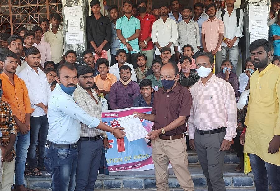 ಗಂಗಾವತಿ ನಗರದ ಎಸ್.ಕೆ.ಎನ್.ಜಿ ಕಾಲೇಜಿನಲ್ಲಿ ಪದವಿ ವಿದ್ಯಾರ್ಥಿಗಳ ಪ್ರವೇಶ ಅನುಮತಿ ನಿರಾಕರಣೆ ಖಂಡಿಸಿ, ಎಸ್ಎಫ್ಐ ಸಂಘಟನೆ ನೇತೃತ್ವದಲ್ಲಿ ವಿದ್ಯಾರ್ಥಿಗಳು ಪ್ರಾಚಾರ್ಯರಿಗೆ ಮನವಿ ಸಲ್ಲಿಸಿದರು
