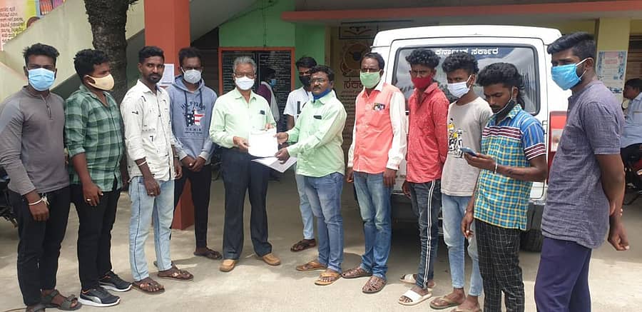 ಬಂಗಾರಪೇಟೆಯಲ್ಲಿ ಕರ್ನಾಟಕ ದಲಿತ ರೈತ ಸೇನೆಯ ಸದಸ್ಯರು ಪಂಚಾಯಿತಿಗಳ ಅವ್ಯವಹಾರದ ಬಗ್ಗೆ ತನಿಖೆ ನಡೆಸಬೇಕು ಎಂದು ಆಗ್ರಹಿಸಿ ತಾಲ್ಲೂಕು ಪಂಚಾಯಿತಿ ಕಾರ್ಯ ನಿರ್ವಹಣಾಧಿಕಾರಿ ವೆಂಕಟೇಶಪ್ಪ ಅವರಿಗೆ ಮನವಿ ಸಲ್ಲಿಸಿದರು