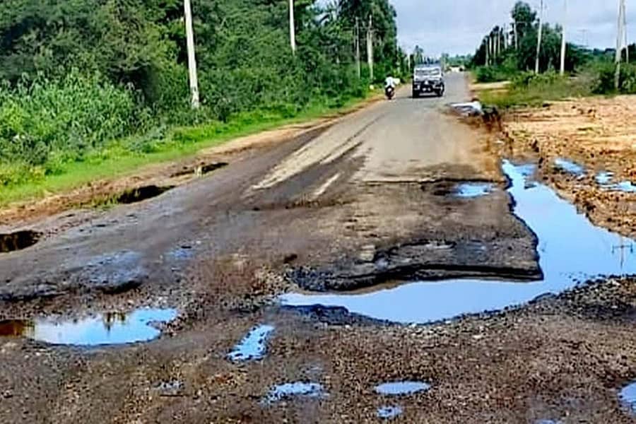 ಕೊಪ್ಪಳ ಜಿಲ್ಲೆಯ ಕುಷ್ಟಗಿ ತಾಲ್ಲೂಕು ಕೇಂದ್ರದಿಂದ ಗದಗ ಜಿಲ್ಲೆಯ ಗಜೇಂದ್ರಗಡಕ್ಕೆ ಹೋಗುವ ರಾಜ್ಯ ಹೆದ್ದಾರಿ ಹಾಳಾಗಿರುವುದು