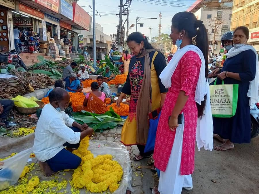ಗಣೇಶನ ಹಬ್ಬಕ್ಕಾಗಿ ಜಯದೇವ ಸರ್ಕಲ್‌–ಪಿ.ಬಿ. ರೋಡ್‌ ರಸ್ತೆಯಲ್ಲಿ ಖರೀದಿಯಲ್ಲಿ ತೊಡಗಿರುವ ಗ್ರಾಹಕರು