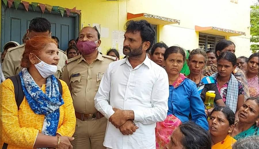 ಜಗಳೂರು ತಾಲ್ಲೂಕಿನ ಹುಚ್ಚಂಗಿಪುರ ಗ್ರಾಮದಲ್ಲಿ ನರೇಗಾ ಯೋಜನೆಯಡಿ ಕೂಲಿಕೆಲಸ ನೀಡುವಂತೆ ಆಗ್ರಹಿಸಿ ಕೂಲಿಕಾರ್ಮಿಕರು ಗುರುವಾರ ಪ್ರತಿಭಟನೆ ನಡೆಸಿದರು.