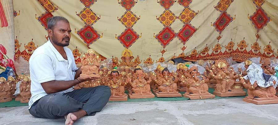 ಯಾದಗಿರಿಯ ಗಾಂಧಿ ವೃತ್ತದ ಬಳಿ ಮಣ್ಣಿನ ಗಣೇಶ ಮೂರ್ತಿ ಮಾರಾಟ