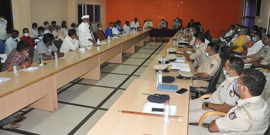 ಹುಬ್ಬಳ್ಳಿ–ಧಾರವಾಡ ಕಮಿಷನರೇಟ್‌ ಕಚೇರಿಯಲ್ಲಿ ಗುರುವಾರ ಗಣೇಶ ಚತುರ್ಥಿ ಹಿನ್ನೆಲೆಯಲ್ಲಿ ಗಣಪತಿ ಪ್ರತಿಷ್ಠಾಪಕರ, ಮಹಾಮಂಡಳದ ಮುಖಂಡರ ಜೊತೆ ಲಾಬೂರಾಬ್‌, ಪಾಲಿಕೆ ಆಯುಕ್ತ ಸುರೇಶ ಇಟ್ನಾಳ ಇದ್ದಾರೆ