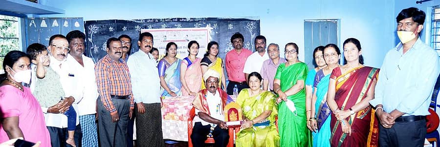ಹೊಸಕುಂದವಾಡ ಗ್ರಾಮದಲ್ಲಿ ಉನ್ನತೀಕರಿಸಿದ ಸರ್ಕಾರಿ ಹಿರಿಯ ಪ್ರಾಥಮಿಕ ಶಾಲೆಯಲ್ಲಿ ಗುರುವಾರ ಹಮ್ಮಿಕೊಂಡಿದ್ದ ಜಿಲ್ಲಾ ಮಟ್ಟದ ಮತ್ತು ಶಾಲಾ ಹಂತದ ಅತ್ಯುತ್ತಮ ಶಿಕ್ಷಕ ಪ್ರಶಸ್ತಿ ನೀಡಿ ಗೌರವಿಸಲಾಯಿತು