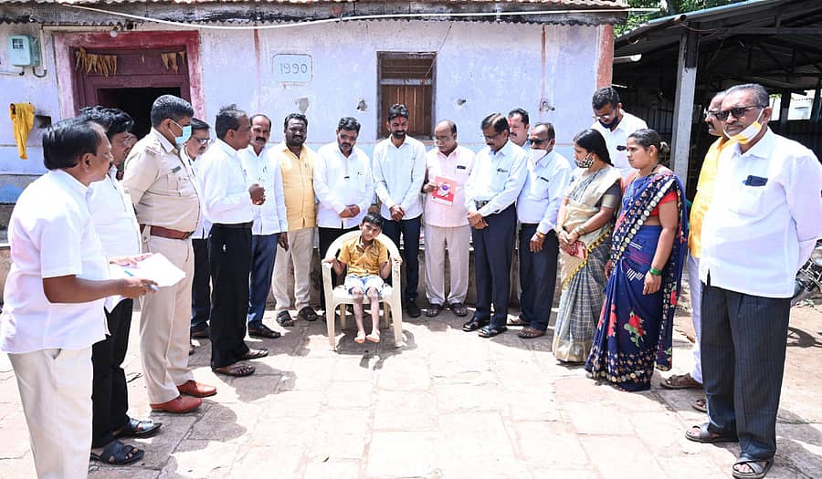 ಮೂಡಲಗಿಯಲ್ಲಿ ಶಿಕ್ಷಣ ಇಲಾಖೆಯ ಅಧಿಕಾರಿಗಳು ಮತ್ತು ಶಿಕ್ಷಕರು ವಿಶೇಷ ಮಗುವಿನ ಮನೆಗೆ ಭೇಟಿ ನೀಡಿದರು