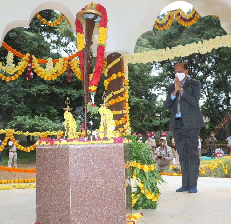 ಜಿಲ್ಲಾ ಪ್ರಧಾನ ಮತ್ತು ಸೆಷನ್ಸ್ ನ್ಯಾಯಾಧೀಶ ಸದಾಶಿವ ಎಸ್.ಸುಲ್ತಾನ್ಪುರಿ ಅವರು ಅರಣ್ಯ ಹುತಾತ್ಮರ ಸ್ಮಾರಕಕ್ಕೆ ಗೌರವ ನಮನ ಸಲ್ಲಿಸಿದರು