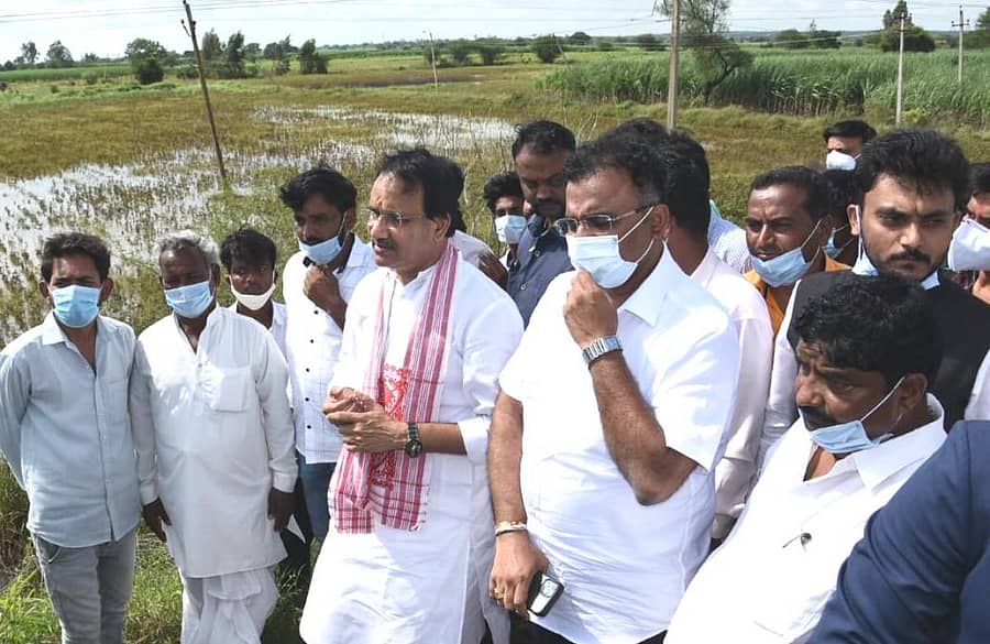 ಕೇಂದ್ರ ನವೀಕರಿಸಬಹುದಾದ ಇಂಧನ ಮೂಲ, ರಾಸಾಯನಿಕ ಹಾಗೂ ರಸಗೊಬ್ಬರ ಖಾತೆ ರಾಜ್ಯ ಸಚಿವ ಭಗವಂತ ಖೂಬಾ ಅವರು ಶನಿವಾರ ಬೀದರ್ ತಾಲ್ಲೂಕಿನ ಕಾಡವಾದ ಸಮೀಪದ ಜಮೀನುಗಳಲ್ಲಿ ಮಳೆಯಿಂದ ಆಗಿರುವ ಬೆಳೆ ಹಾನಿಯನ್ನು ವೀಕ್ಷಿಸಿದರು