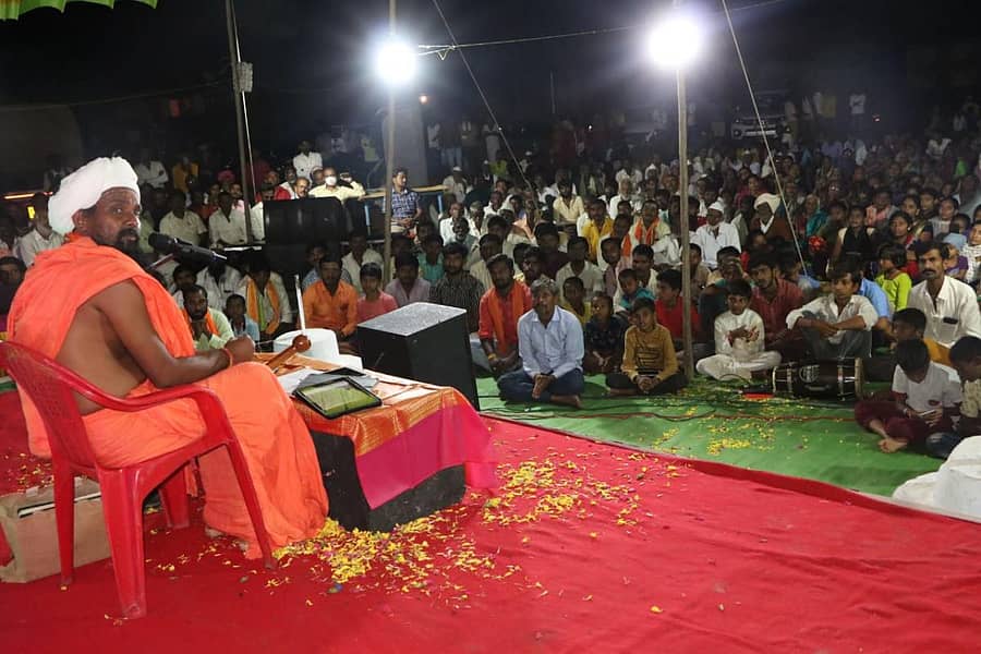 ಔರಾದ್ ತಾಲ್ಲೂಕಿನ ಕೌಡಗಾಂವ ಗ್ರಾಮದಲ್ಲಿ ನಡೆದ ಹನುಮಾನ ಮಂದಿರ ಭಜನೆ ಸಮಾರೋಪ ಕಾರ್ಯಕ್ರಮದಲ್ಲಿ ತೆಲಂಗಾಣದ ಜಹೀರಾಬಾದ್ ತಾಲ್ಲೂಕಿನ ಮಲ್ಲಯ್ಯಗಿರಿ ಆಶ್ರಮದ ಪೀಠಾಧಿಪತಿ ಬಸವಲಿಂಗ ಅವಧೂತರು ಮಾತನಾಡಿದರು