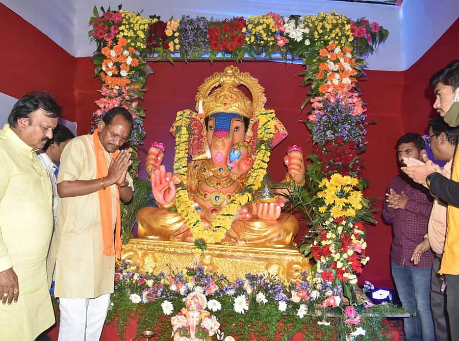 ಬೀದರ್ನಲ್ಲಿ ಶನಿವಾರ ಜಿಲ್ಲಾ ಉಸ್ತುವಾರಿ ಸಚಿವ ಪ್ರಭು ಚವಾಣ್ ಅವರು ಗಣೇಶನಿಗೆ ಆರತಿ ಬೆಳಗಿ ಪೂಜೆ ಸಲ್ಲಿಸಿದರು