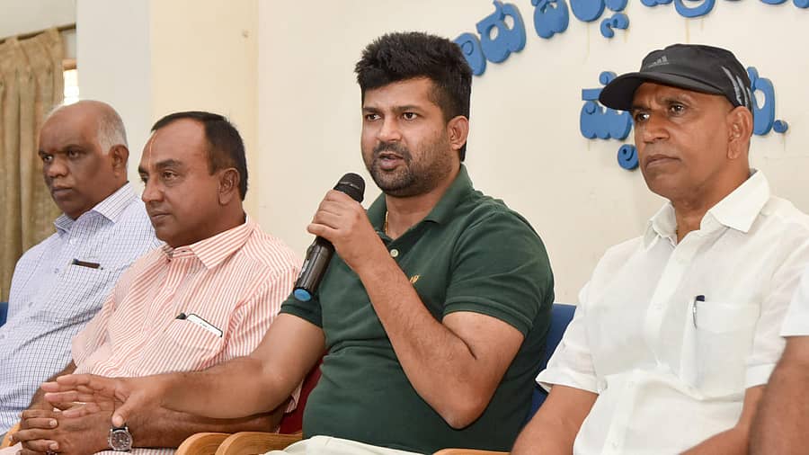 ಪತ್ರಿಕಾಗೋಷ್ಠಿಯಲ್ಲಿ ಸಂಸದ ಪ್ರತಾಪ ಸಿಂಹ ಮಾತನಾಡಿದರು. –ಪ್ರಜಾವಾಣಿ ಚಿತ್ರ