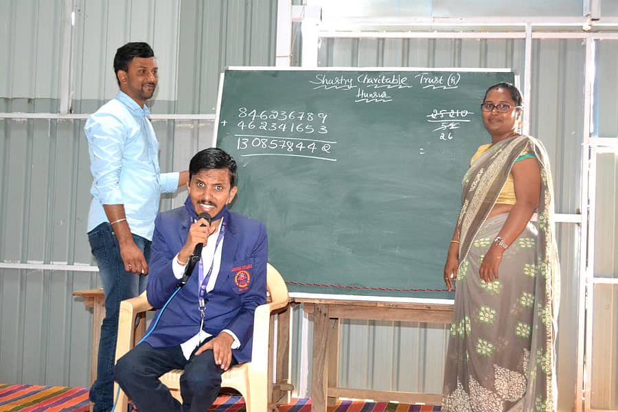 ಹುಣಸೂರು ಪಟ್ಟಣದ ಶಾಸ್ತ್ರಿ ವಿದ್ಯಾಸಂಸ್ಥೆಯ ವಿದ್ಯಾರ್ಥಿಗಳೊಂದಿಗೆ ಬಸವರಾಜ್ ಸಂವಾದ ನಡೆಸಿದರು