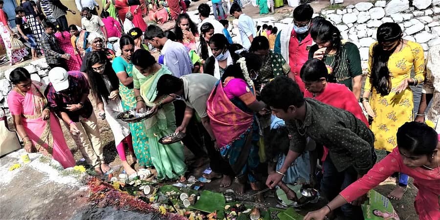 ಏಳಗಳ್ಳಿ ಗ್ರಾಮದ ತಾಯಿಮುದ್ದನ ಕೊಣದಲ್ಲಿ ಜನತೆ ಗೌರಿ, ಗಣೇಶ ಪೂಜೆ ನೆರವೇರಿಸಿದರು