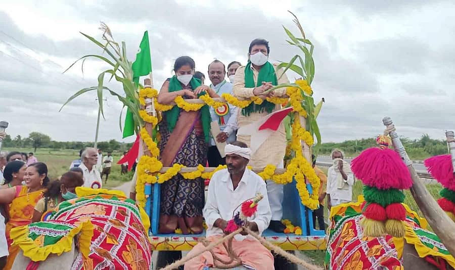 ಹಿರಿಯೂರು ತಾಲ್ಲೂಕಿನ ಐಮಂಗಲ ಗ್ರಾಮದ ಲಕ್ಷ್ಮಣ ರೆಡ್ಡಿ ಅವರ ಜಮೀನಿನಲ್ಲಿ ಶನಿವಾರ ನಡೆದ ‘ರೈತರೊಂದಿಗೊಂದು ದಿನ’ ಕಾರ್ಯಕ್ರಮಕ್ಕೆ ಶಾಸಕಿ ಪೂರ್ಣಿಮಾ ಶ್ರೀನಿವಾಸ್ ಅವರೊಟ್ಟಿಗೆ ಎತ್ತಿನ ಬಂಡಿಯಲ್ಲಿ ಕೃಷಿ ಸಚಿವ ಬಿ.ಸಿ. ಪಾಟೀಲ ಆಗಮಿಸಿದರು.