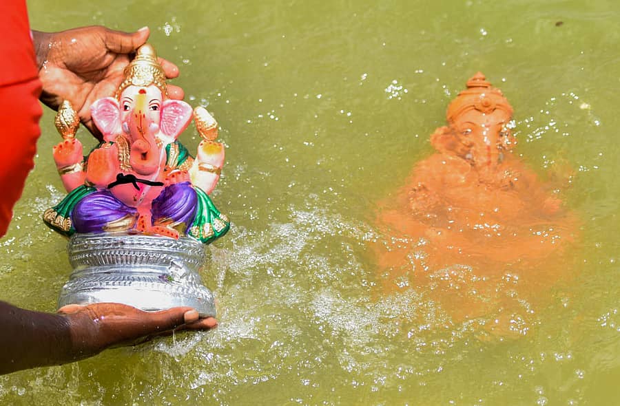 ನಗರದ ಹಲಸೂರು ಕೆರೆಯಲ್ಲಿ ಶನಿವಾರ ಬಿಬಿಎಂಪಿ ಸಿಬ್ಬಂದಿಯು ಗಣೇಶ ಮೂರ್ತಿಗಳನ್ನು ವಿಸರ್ಜಿಸಿದರು ಪ್ರಜಾವಾಣಿ ಚಿತ್ರ