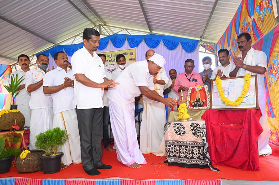 ಏನೆಕಲ್ಲಿನಲ್ಲಿ ಉದಯ ಕುಮಾರ್ ಬಾನಡ್ಕ ಕಾರ್ಯಕ್ರಮ ಉದ್ಘಾಟಿಸಿದರು.