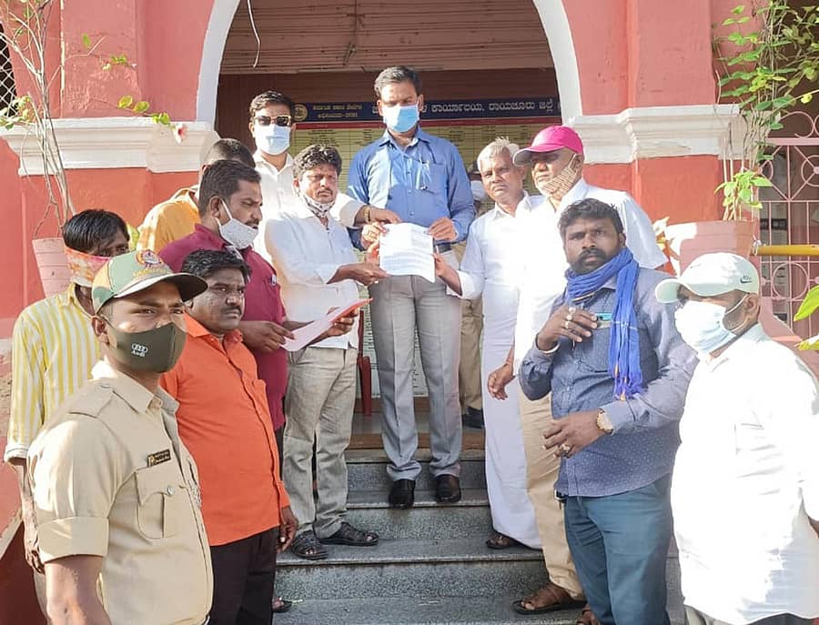 ಮಾನ್ವಿ ತಹಶೀಲ್ದಾರ್ ಸಂತೋಷರಾಣಿ ಅವರನ್ನು ವಜಾಗೊಳಿಸಬೇಕು ಎಂದು ಒತ್ತಾಯಿಸಿ ದಲಿತಪರ ಸಂಘಟನೆಗಳ ಒಕ್ಕೂಟದ ಸದಸ್ಯರು ಜಿಲ್ಲಾಧಿಕಾರಿಗೆ ಮನವಿ ಸಲ್ಲಿಸಿದರು